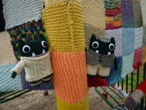 Paddy and Plunkett get cosy at the Yarn Bombing - H Crawford/Crawcrafts Beasties