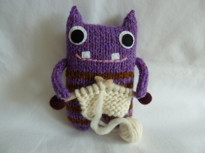 Knitter Barróg Beastie, by CrawCrafts Beasties